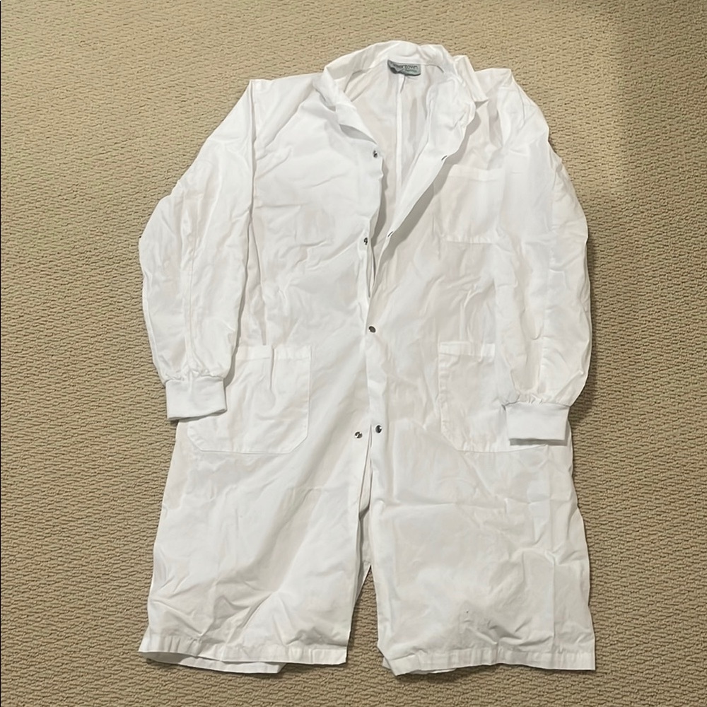 Greentown Classix | White Lab Coat